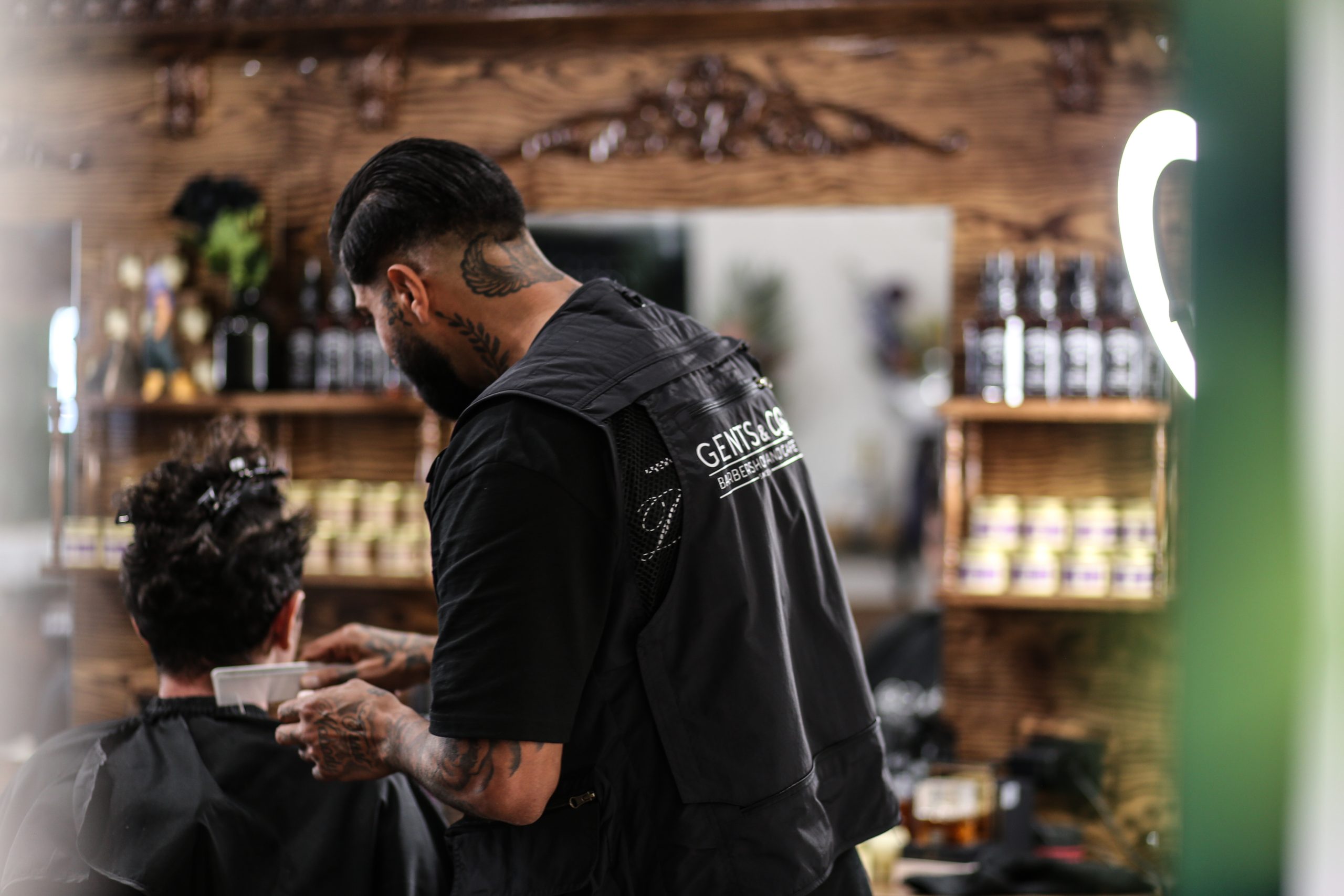 roman is haar aan het knippen, barbershop gents and co